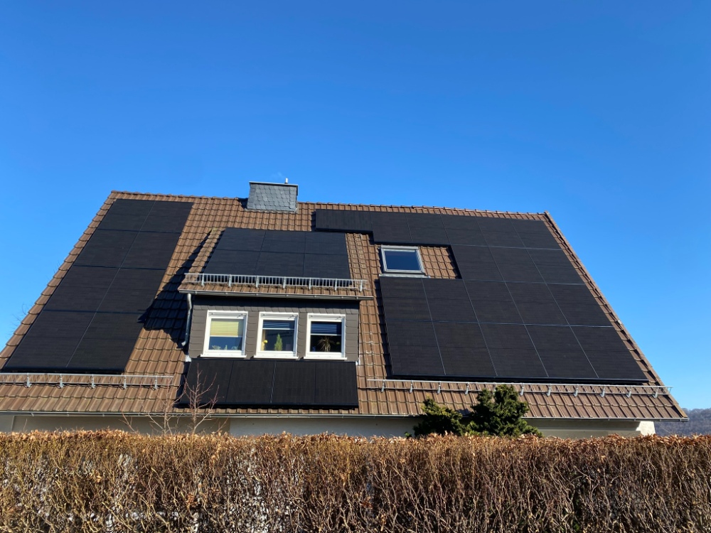 Dach mit Solarpanelen