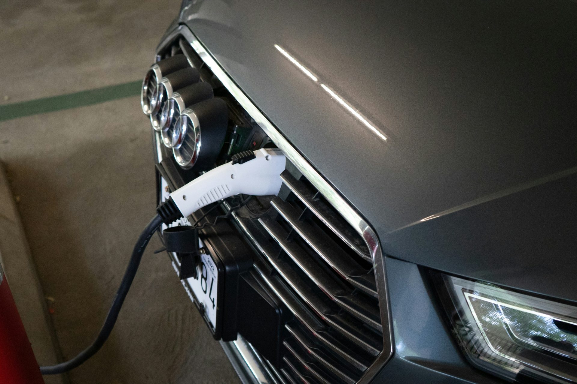 ein Auto mit Ladekabel