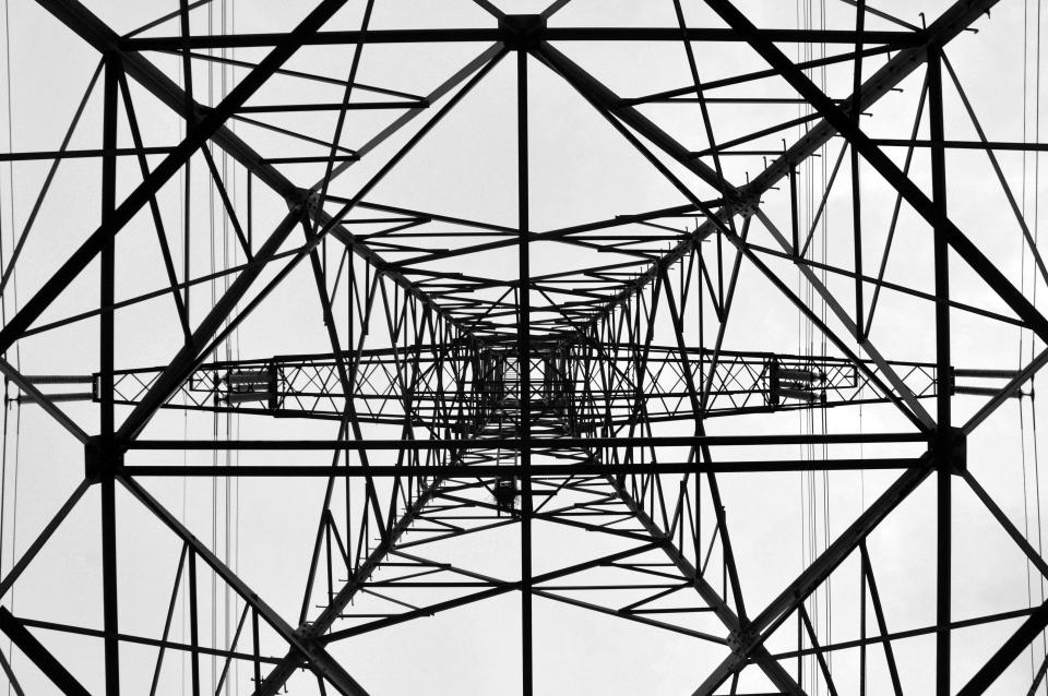 Strommast von unten fotografiert